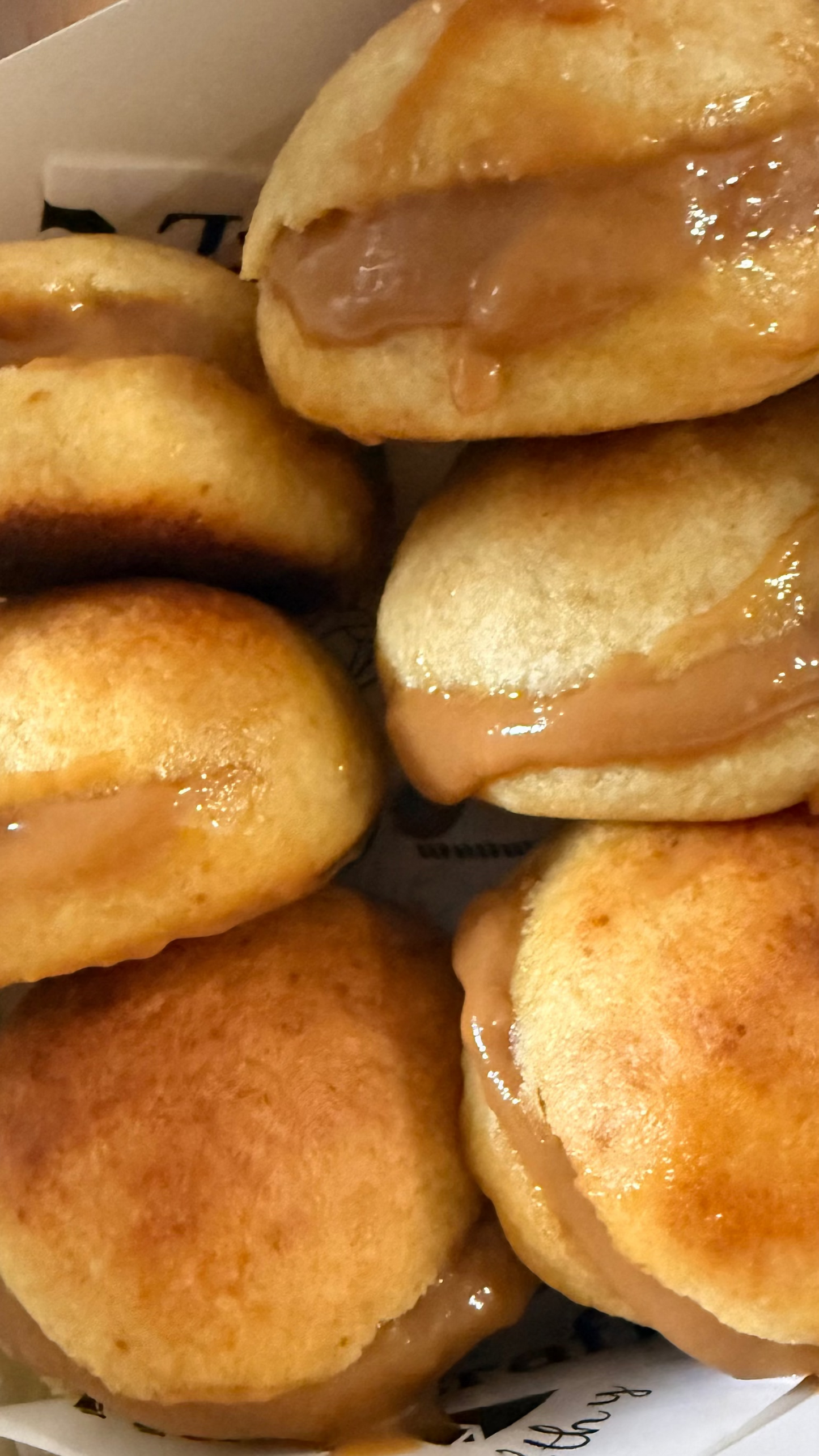 KETO BUNS FILLED WITH SUGAR-FREE DULCE DE LECHE (PACK OF 6) PANECILLOS KETO RELLENOS DE DULCE DE LECHE SIN AZUCAR PAQUETE DE 6 UNIDADES