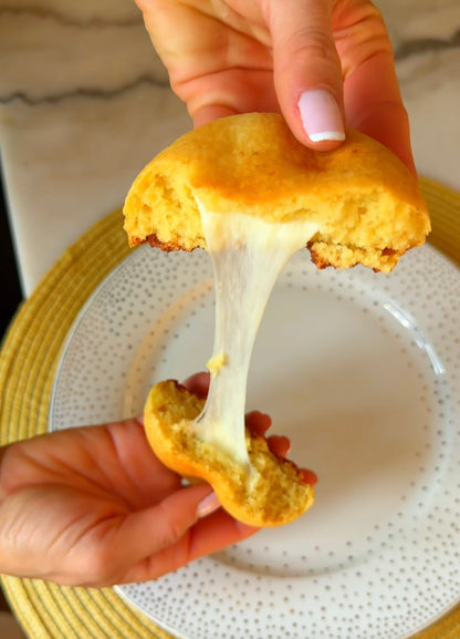 KETO CHEESE BREAD ROLLS FILLED WITH MOZZARELLA CHEESE (6 UNITS)               PANDEBONOS KETO RELLENOS DE QUESO MOZARELLA 6 UNIDADES